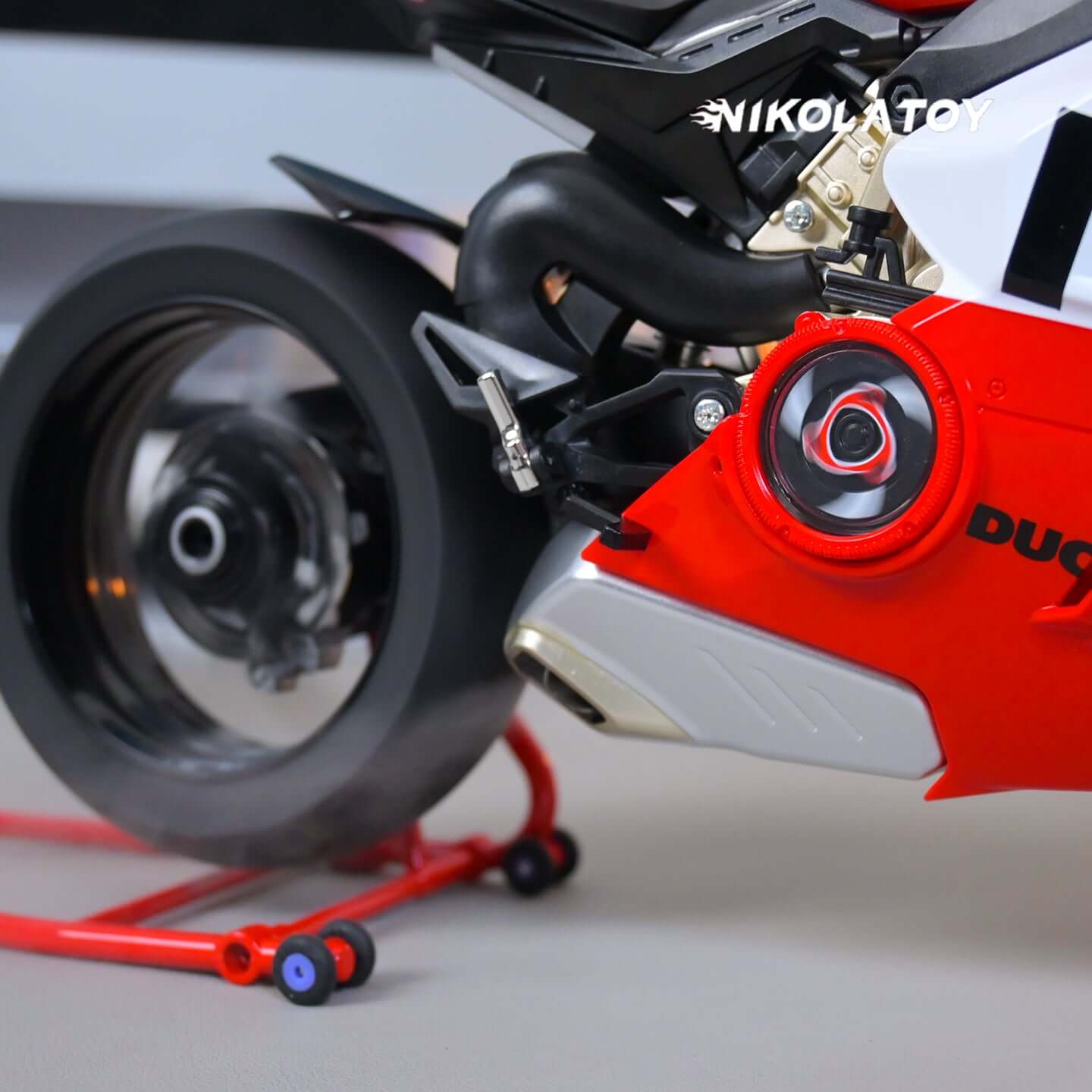 Alloy 1/6 Ducati Panigale V4R Model
