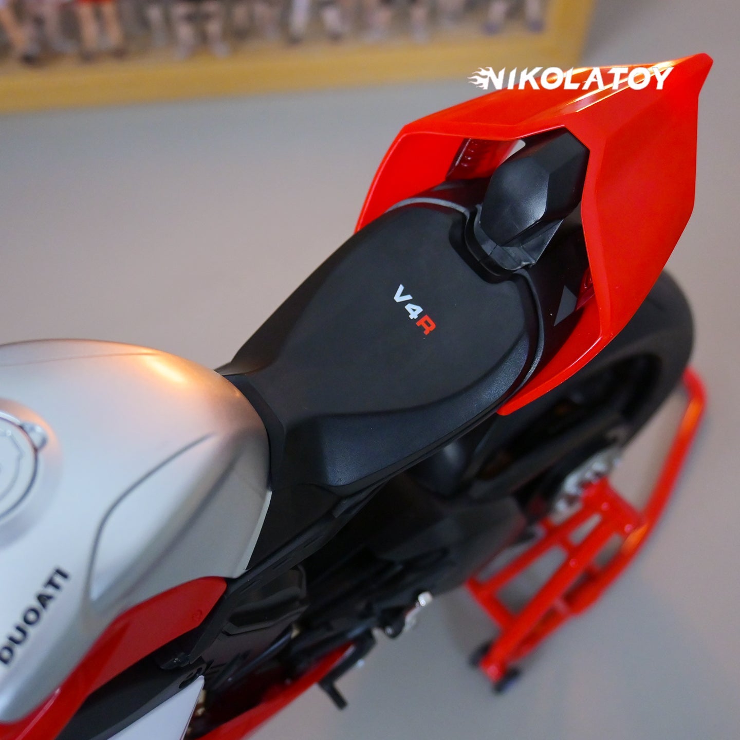 Alloy 1/6 Ducati Panigale V4R Model