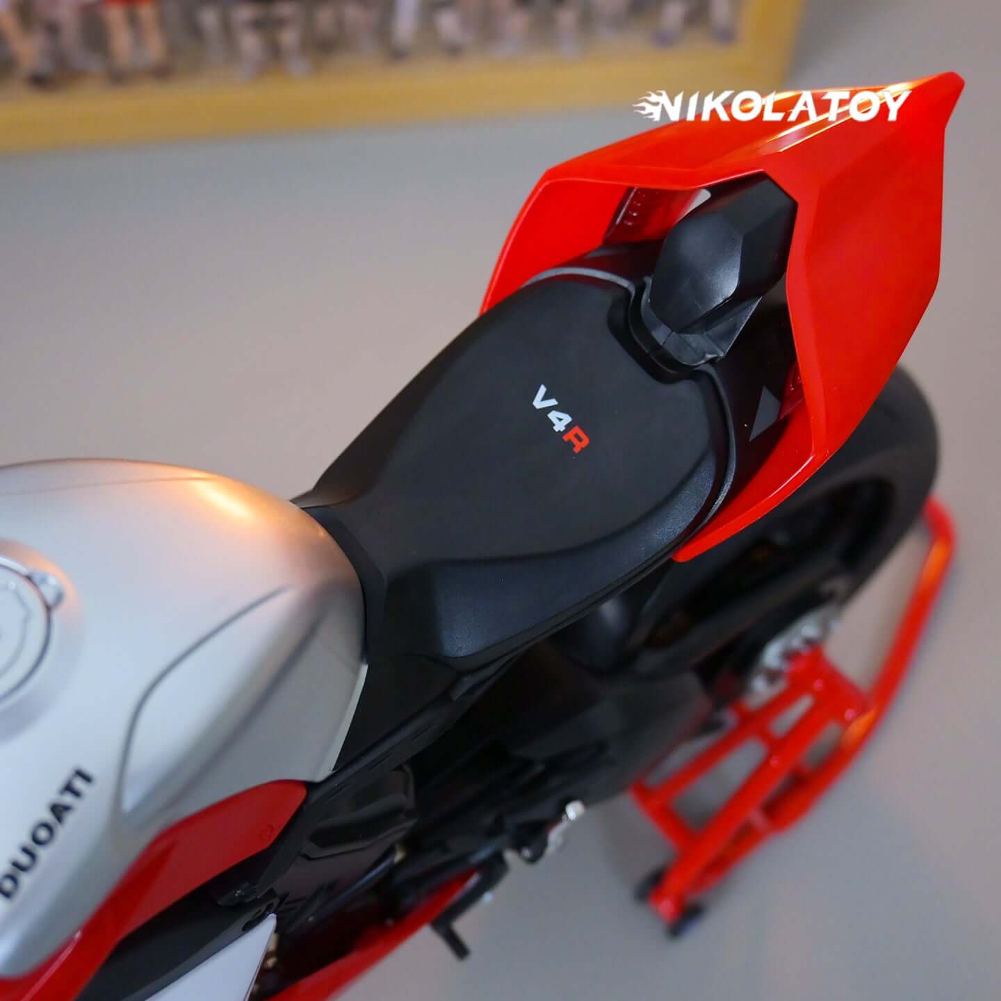 Alloy 1/6 Ducati Panigale V4R Model